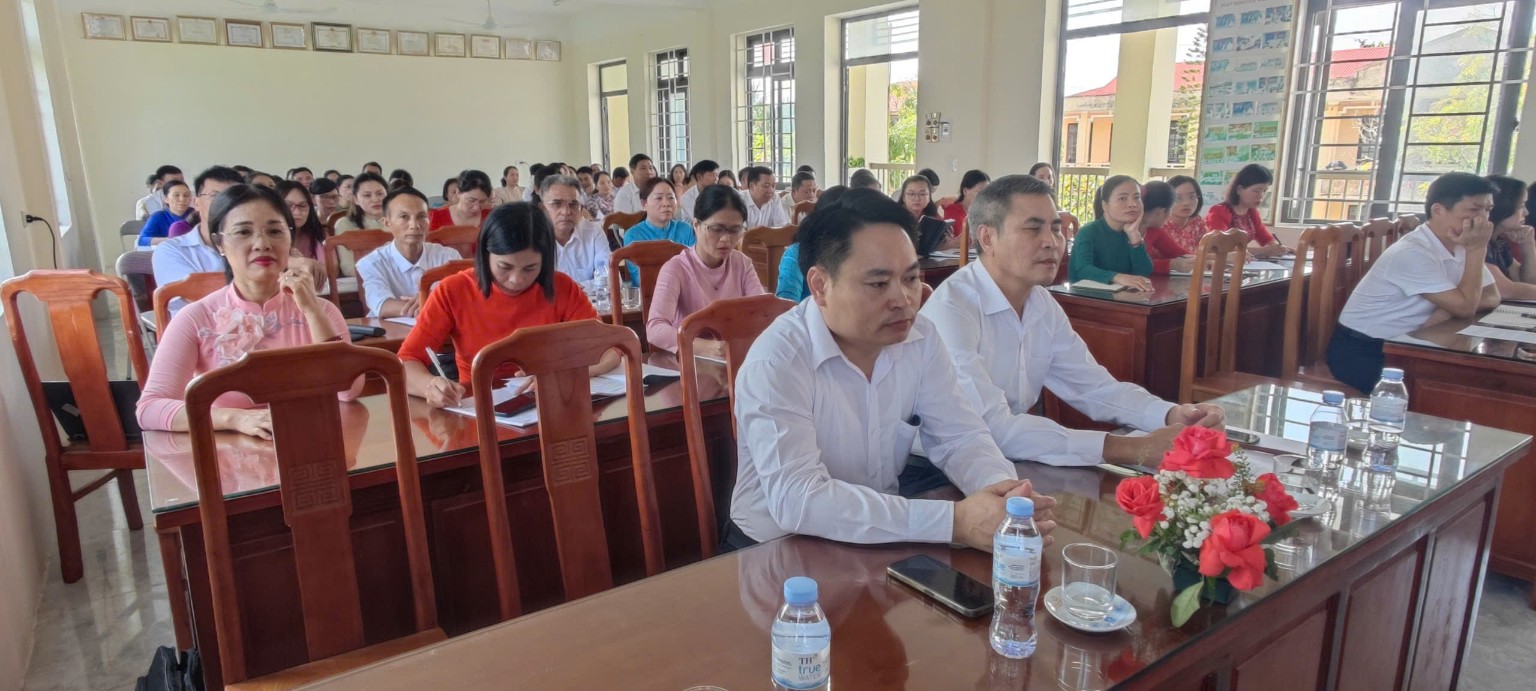 Đồng chí Mai Văn Tài – Phó Bí thư Đảng bộ, Chủ tịch UBND xã Tân Tiến; đồng chí Phạm Văn Lưu – Chánh Văn phòng UBND xã, dự hội nghị cùng cán bộ, giáo viên, nhân viên nhà trường.