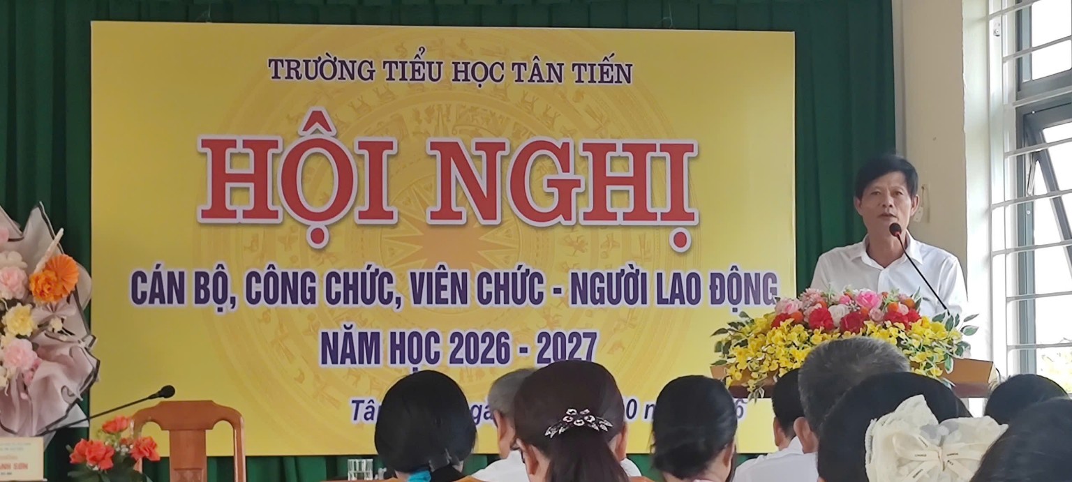 Đồng chí Mai Thanh Sơn – Bí thư Đảng bộ, Hiệu trưởng nhà trường – phát biểu khai mạc, trình bày báo cáo tổng kết năm học 2025–2026 và phương hướng, nhiệm vụ năm học 2026–2027.