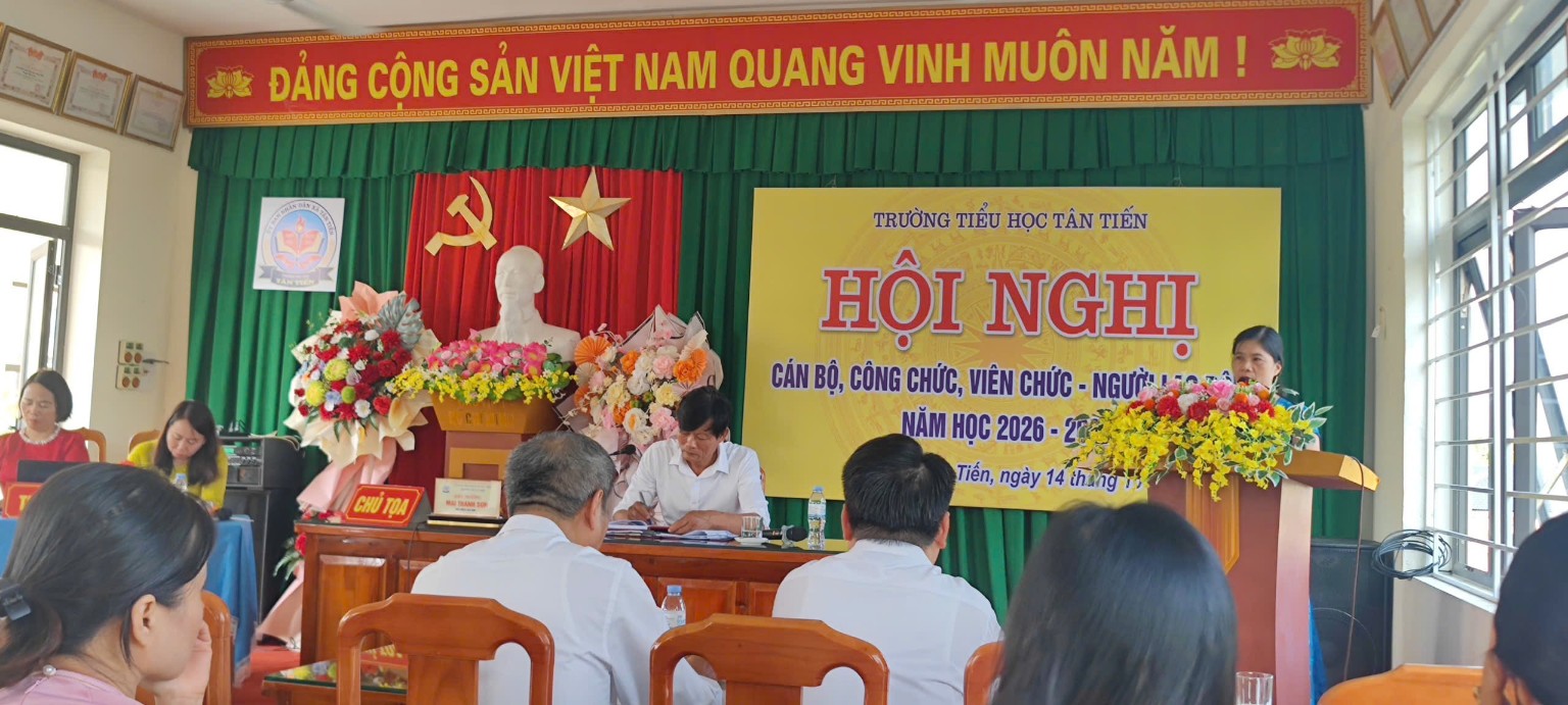 Đồng chí Mai Thị Quản phát biểu ý kiến về giải pháp nâng cao chất lượng đội ngũ và học sinh.