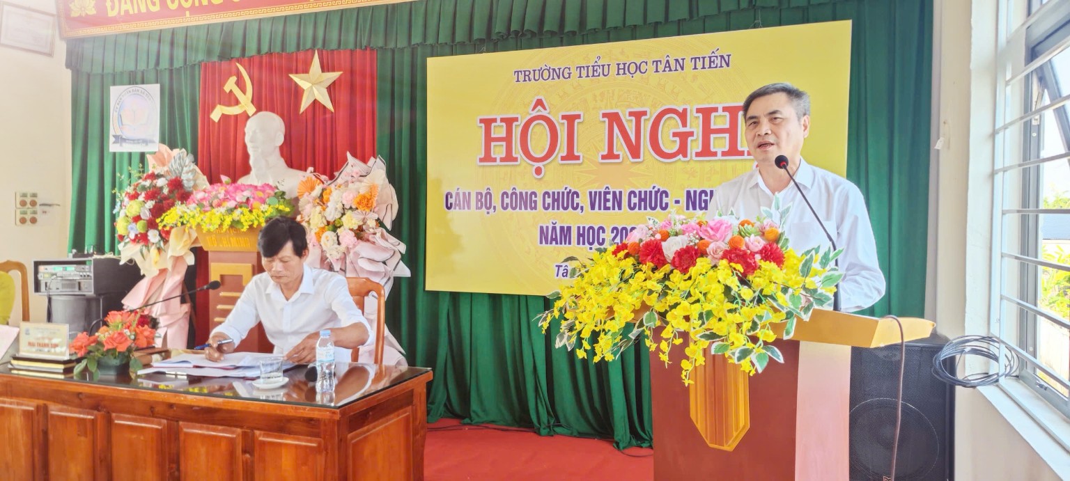 Đồng chí Mai Văn Tài – Phó Bí thư Đảng bộ, Chủ tịch UBND xã Tân Tiến – phát biểu chỉ đạo tại hội nghị.