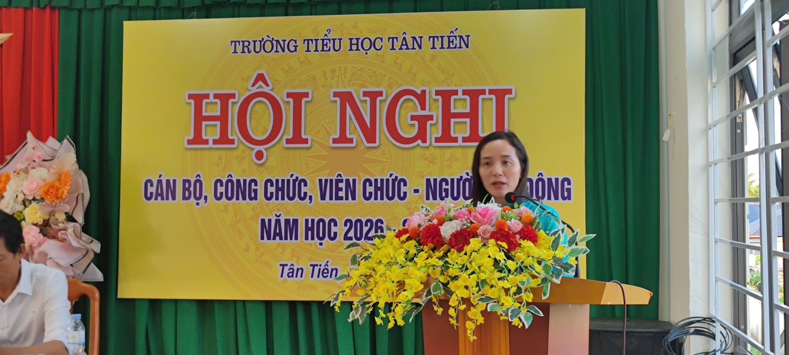 Đồng chí Mai Thị Hiên – Kế toán nhà trường – báo cáo thực hiện chế độ, chính sách và thông qua Quy chế chi tiêu nội bộ.